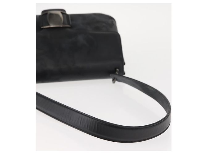 Borsa a Spalla Vala in Pelle Nera e Argento di Salvatore Ferragamo Auth gh1115 Nero - vista 7
