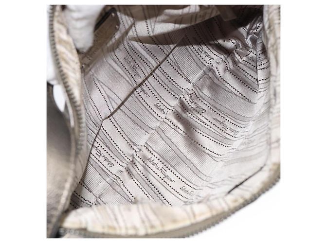 Borsa a Spalla Gancini in Pelle Argento Auth 149123 di Salvatore Ferragamo - vista 11