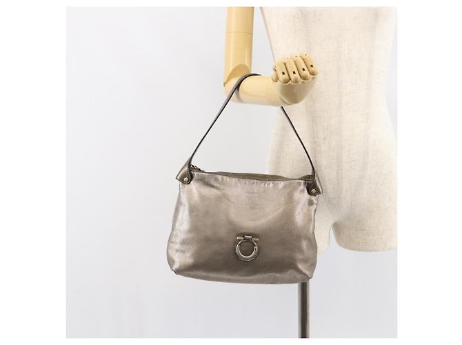 Borsa a Spalla Gancini in Pelle Argento Auth 149123 di Salvatore Ferragamo - vista 22