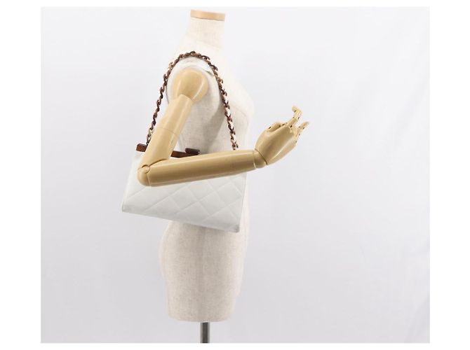 Bolso de hombro de cadena de madera CHANEL de piel de cordero blanco oro CC Auth BA7494 Dorado - vista 21