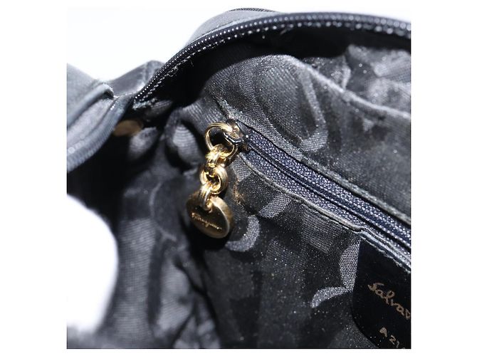 Borsa a Spalla Vala in Pelle Nera e Oro Salvatore Ferragamo Auth BA7671 Nero D'oro - vista 20