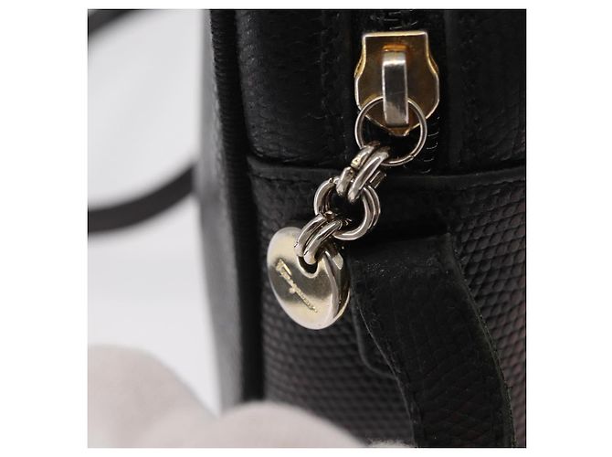 Borsa a Spalla Vala in Pelle Nera e Oro Salvatore Ferragamo Auth BA7662 Nero D'oro - vista 10