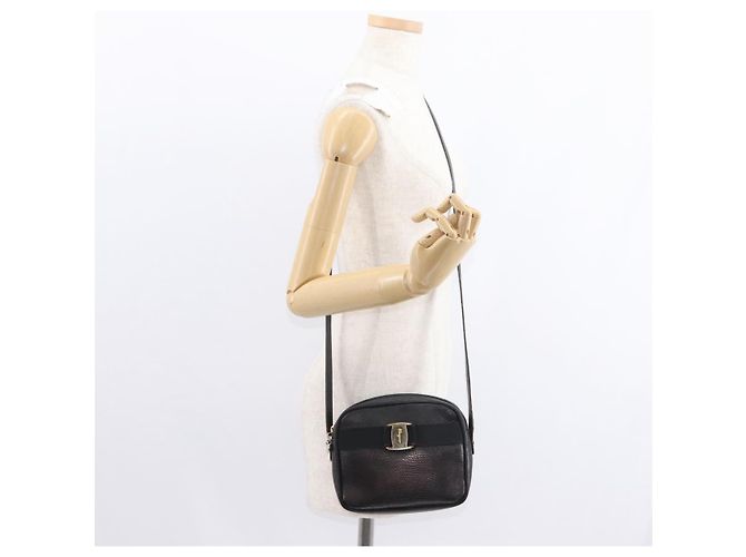 Borsa a Spalla Vala in Pelle Nera e Oro Salvatore Ferragamo Auth BA7662 Nero D'oro - vista 22