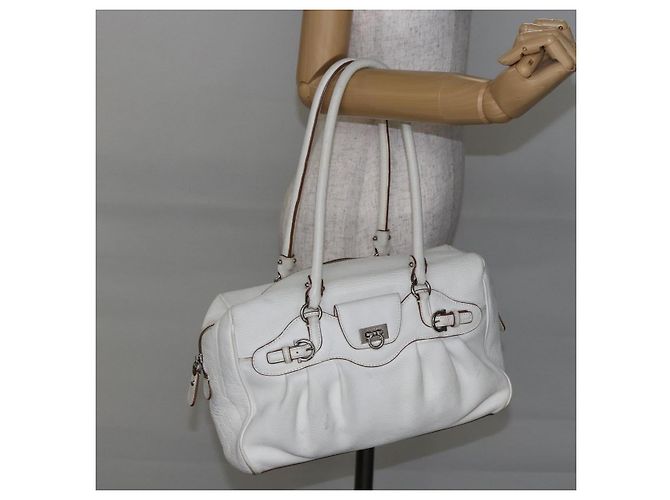 Borsa Tote Gancini Marissa in pelle bianca e argento di Salvatore Ferragamo Auth bs30082 - vista 23