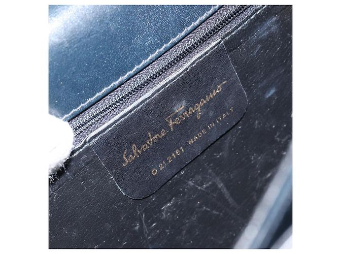 Borsa a mano Gancini in smalto blu navy e oro Auth 149268 di Salvatore Ferragamo - vista 17