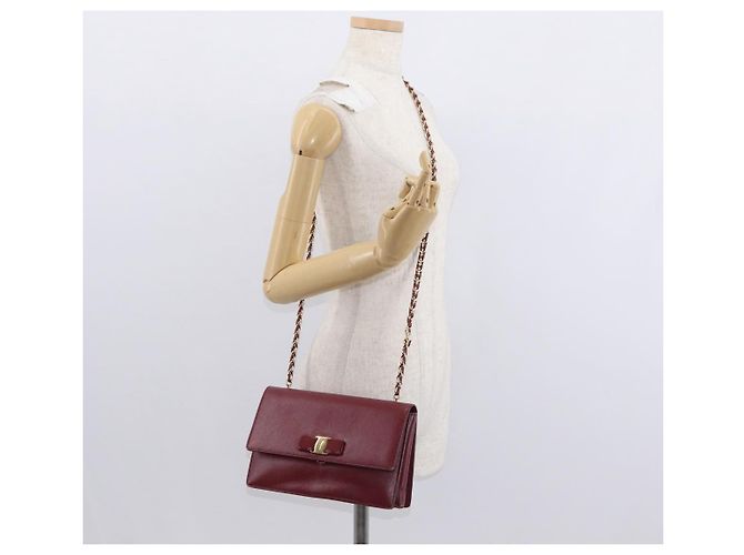 Borsa a Spalla Vala Chain in Pelle Bordeaux e Oro Auth 153977 di Salvatore Ferragamo D'oro Bordò - vista 23