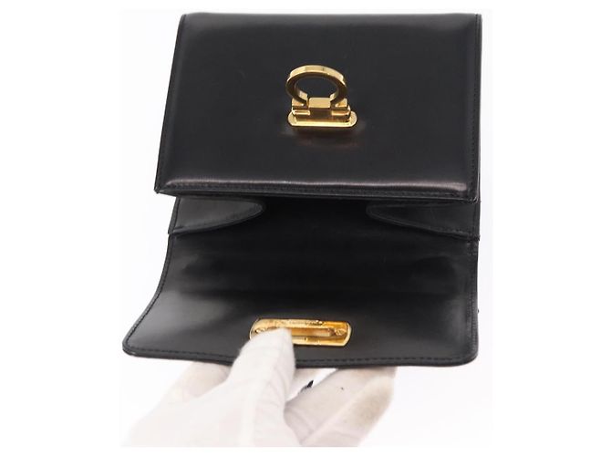 Borsa a Spalla Gancini in Pelle Nera e Oro Salvatore Ferragamo Auth bs31444 Nero D'oro - vista 10