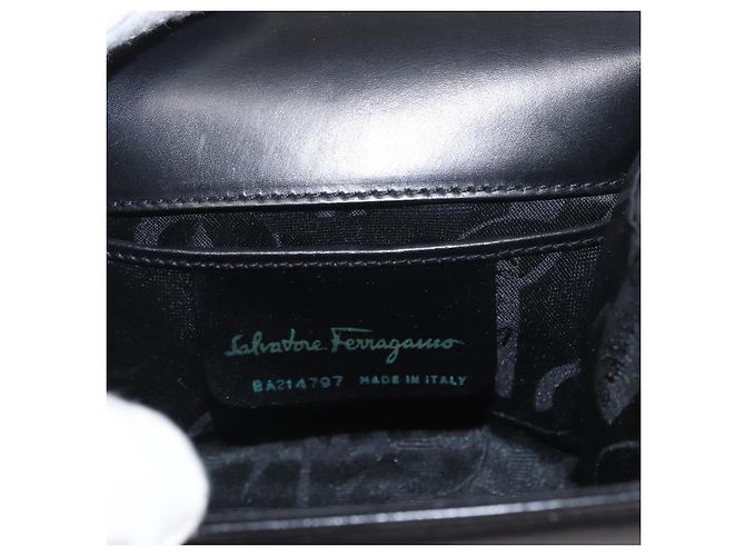 Borsa a Spalla Gancini in Pelle Nera e Oro Salvatore Ferragamo Auth bs31444 Nero D'oro - vista 12