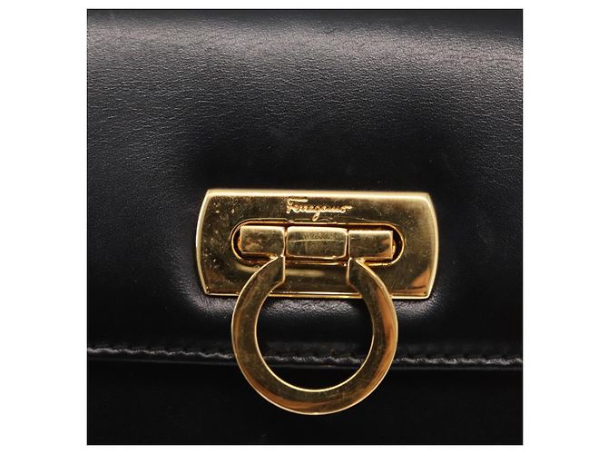 Borsa a Spalla Gancini in Pelle Nera e Oro Salvatore Ferragamo Auth bs31444 Nero D'oro - vista 17