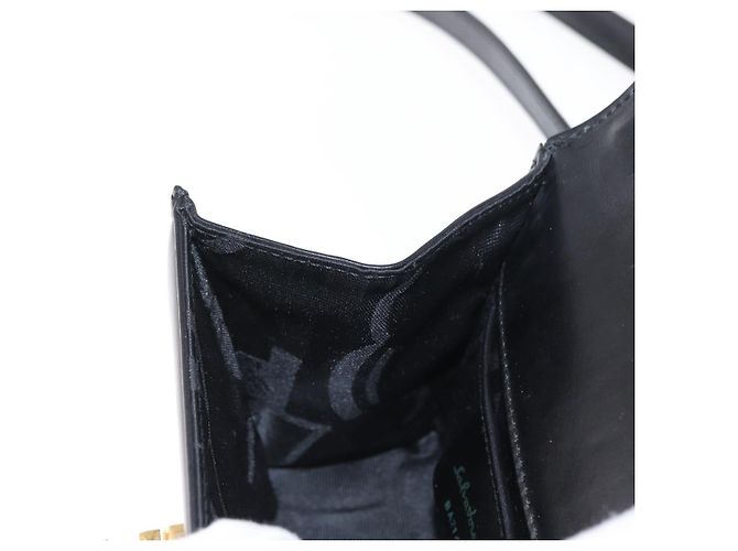 Borsa a Spalla Gancini in Pelle Nera e Oro Salvatore Ferragamo Auth bs31444 Nero D'oro - vista 19
