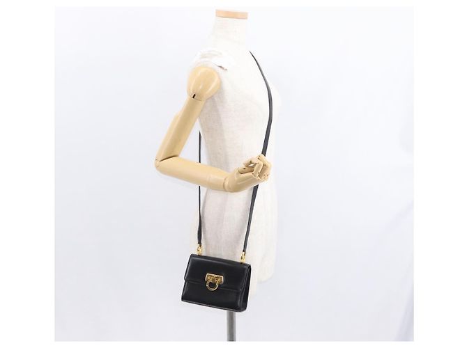 Borsa a Spalla Gancini in Pelle Nera e Oro Salvatore Ferragamo Auth bs31444 Nero D'oro - vista 21