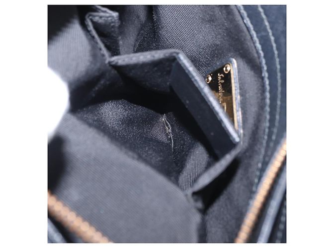 Borsa a mano Gancini in nylon 2 in 1 nera e oro Auth 154686 di Salvatore Ferragamo Nero D'oro - vista 23