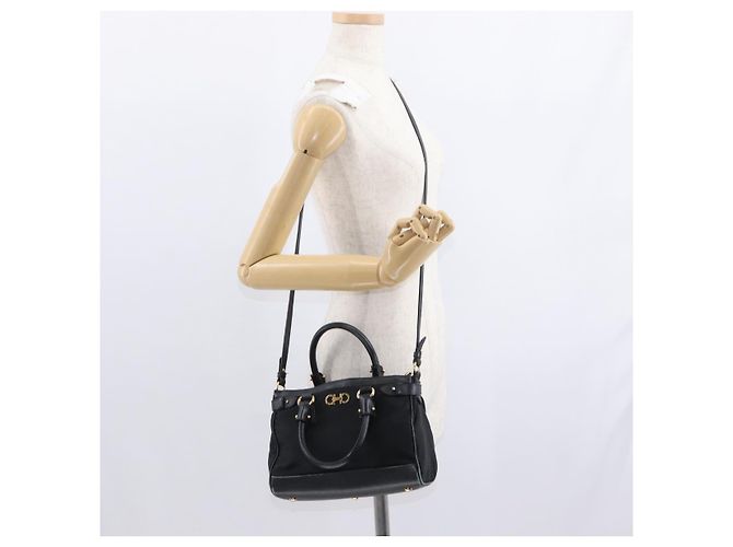 Borsa a mano Gancini in nylon 2 in 1 nera e oro Auth 154686 di Salvatore Ferragamo Nero D'oro - vista 24