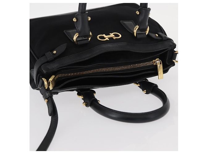 Borsa a mano Gancini in nylon 2 in 1 nera e oro Auth 154686 di Salvatore Ferragamo Nero D'oro - vista 6