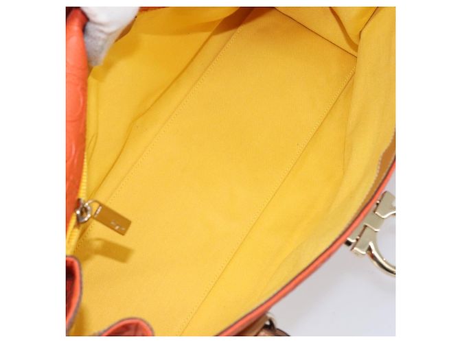 Salvatore Ferragamo Borsa a Spalla Gancini in PVC Pelle Arancione Oro Auth ka357 D'oro - vista 10