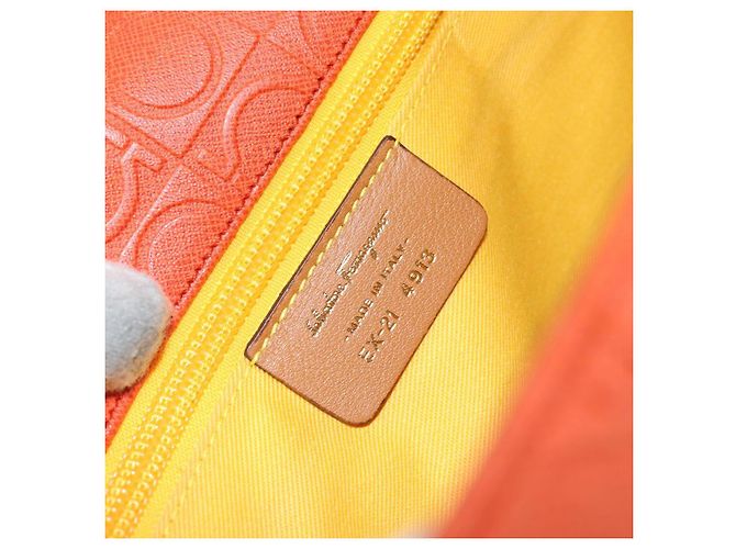 Salvatore Ferragamo Borsa a Spalla Gancini in PVC Pelle Arancione Oro Auth ka357 D'oro - vista 11