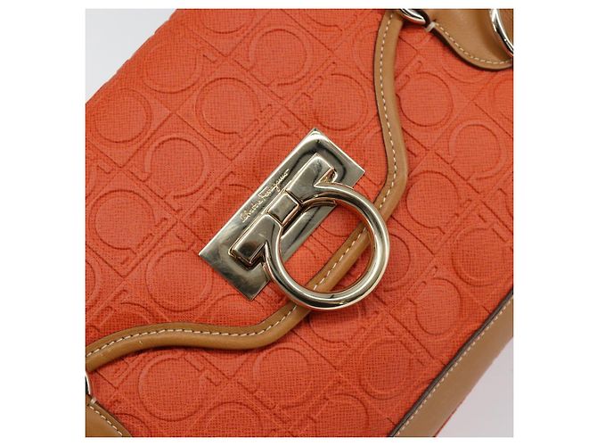 Salvatore Ferragamo Borsa a Spalla Gancini in PVC Pelle Arancione Oro Auth ka357 D'oro - vista 18