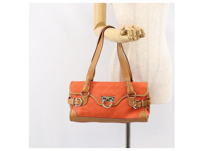 Salvatore Ferragamo Borsa a Spalla Gancini in PVC Pelle Arancione Oro Auth ka357 D'oro - vista 24