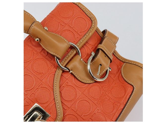 Salvatore Ferragamo Borsa a Spalla Gancini in PVC Pelle Arancione Oro Auth ka357 D'oro - vista 9