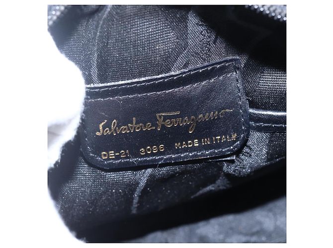 Borsa a Spalla Vala in Pelle Nera e Oro Salvatore Ferragamo Auth BA7980 Nero D'oro - vista 12
