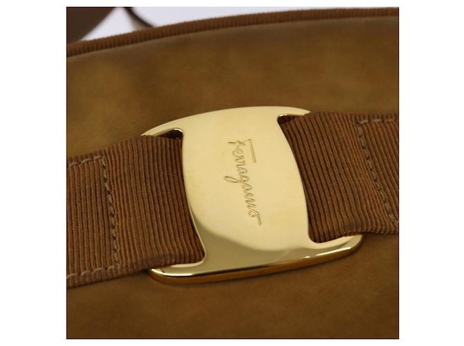 Borsa a Spalla Vala in Pelle Scamosciata Marrone Oro Auth BA6379 di Salvatore Ferragamo - vista 10