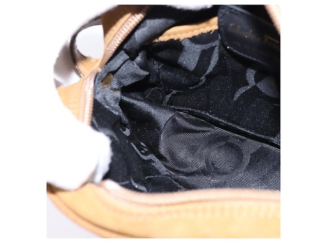 Borsa a Spalla Vala in Pelle Scamosciata Marrone Oro Auth BA6379 di Salvatore Ferragamo - vista 18