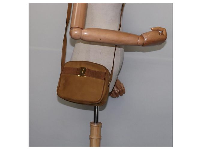Borsa a Spalla Vala in Pelle Scamosciata Marrone Oro Auth BA6379 di Salvatore Ferragamo - vista 20