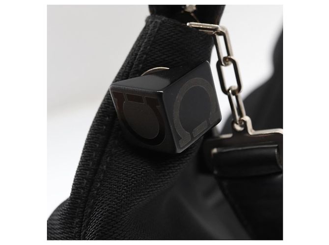 Borsa a Spalla Vala in Nylon Nero e Argento di Salvatore Ferragamo Auth ka686 - vista 10
