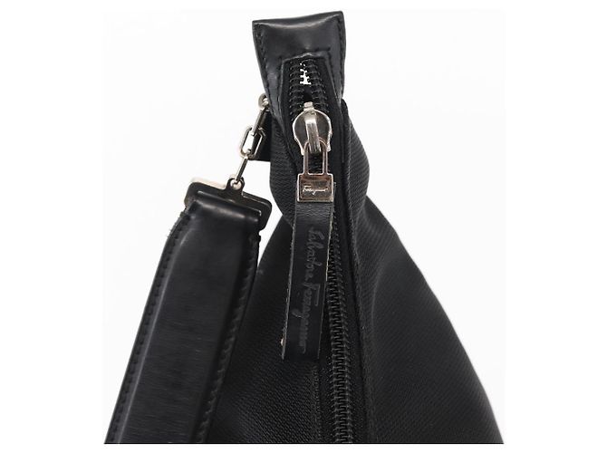 Borsa a Spalla Vala in Nylon Nero e Argento di Salvatore Ferragamo Auth ka686 - vista 17