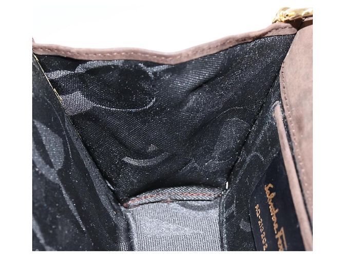 Borsa a Spalla Vala Chain in Camoscio Marrone Oro Auth BA8244 di Salvatore Ferragamo - vista 19