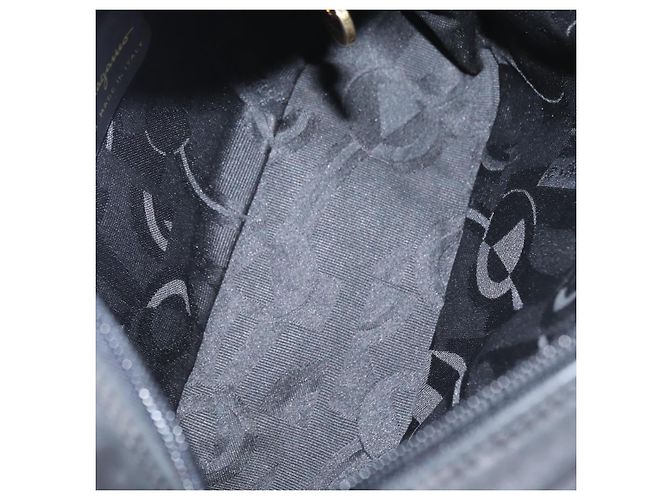 Borsa a Spalla Vala in Pelle Scamosciata Nera e Oro Salvatore Ferragamo Auth gh1251 Nero D'oro - vista 17