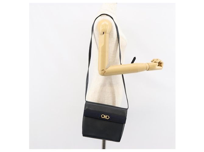 Bolsa de Ombro Salvatore Ferragamo em Couro Preto Dourado Auth 152686 - vista 22