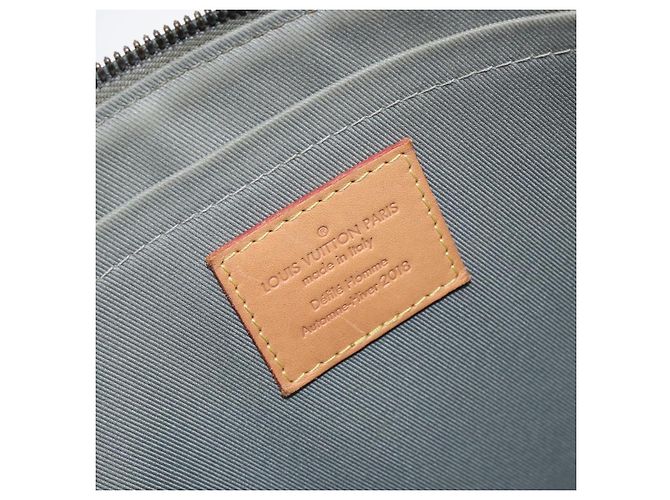 LOUIS VUITTON Pochette Cosmos in titanio Monogram Grigia M63240 LV Auth 147363 Marrone - vista 9