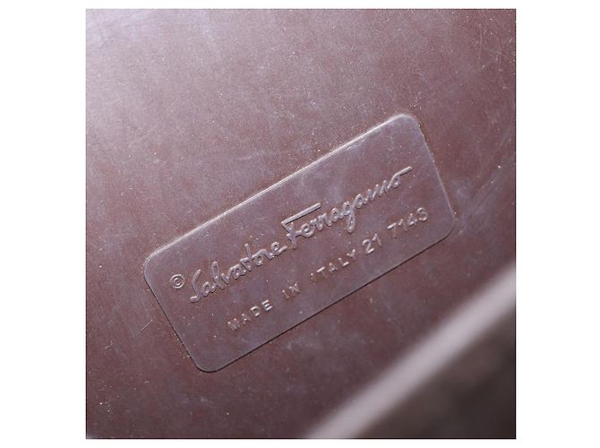 Borsa a mano Gancini in gomma marrone Auth gh987 di Salvatore Ferragamo - vista 16