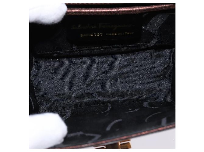 Borsa a Spalla Gancini in Pelle Marrone e Oro Salvatore Ferragamo Auth hk2983 D'oro - vista 11