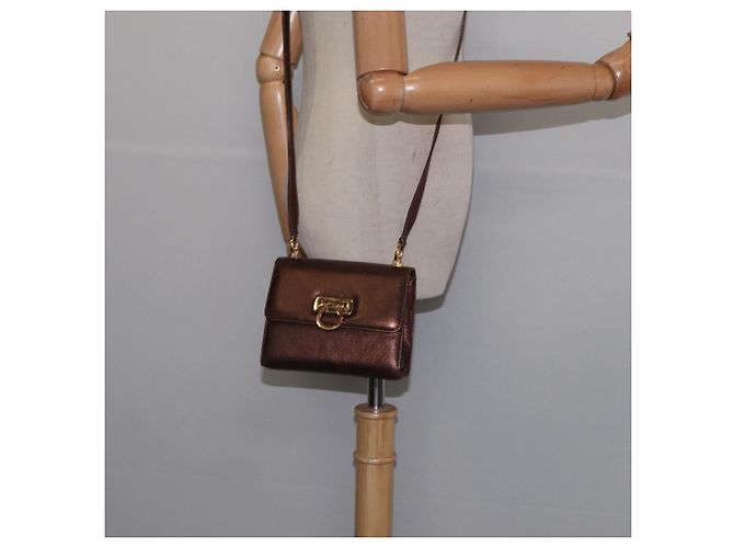 Borsa a Spalla Gancini in Pelle Marrone e Oro Salvatore Ferragamo Auth hk2983 D'oro - vista 21
