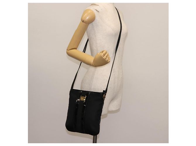 Borsa a Spalla Vala in Nylon Smaltato Nero Auth BA6793 di Salvatore Ferragamo - vista 23