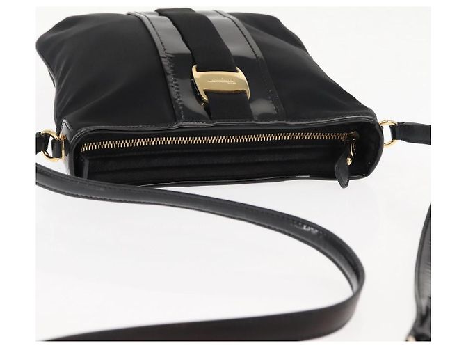 Borsa a Spalla Vala in Nylon Smaltato Nero Auth BA6793 di Salvatore Ferragamo - vista 6