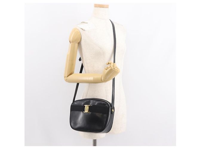 Borsa a Spalla Vala in Pelle Nera e Oro Salvatore Ferragamo Auth BA7320 Nero D'oro - vista 21