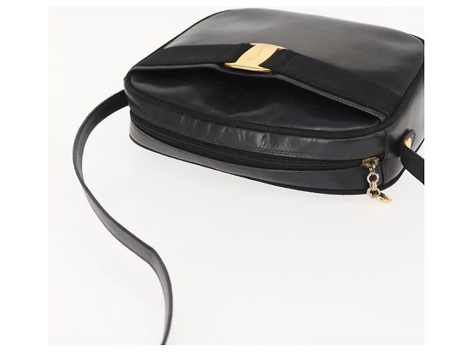 Borsa a Spalla Vala in Pelle Nera e Oro Salvatore Ferragamo Auth BA7320 Nero D'oro - vista 6