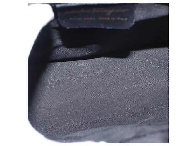 Borsa a mano Gancini in pelle nera e oro Auth 154475 di Salvatore Ferragamo Nero D'oro - vista 16
