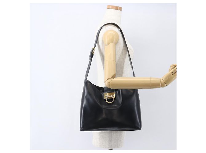 Borsa a Spalla Gancini in Pelle Nera e Oro Salvatore Ferragamo Auth 157063 Nero D'oro - vista 22