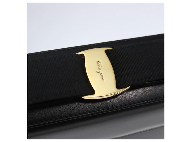 Borsa a Spalla Vala in Pelle Nera e Oro Salvatore Ferragamo Auth BA7670 Nero D'oro - vista 10