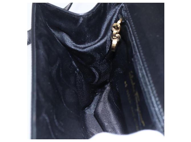 Borsa a Spalla Vala in Pelle Nera e Oro Salvatore Ferragamo Auth BA7670 Nero D'oro - vista 19