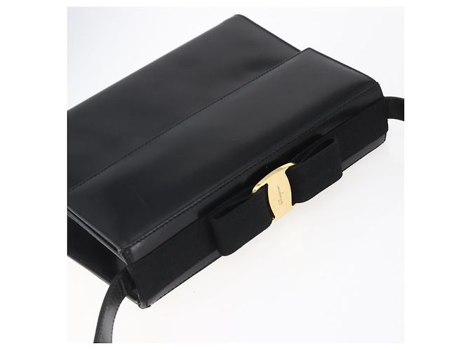 Borsa a Spalla Vala in Pelle Nera e Oro Salvatore Ferragamo Auth BA7670 Nero D'oro - vista 6