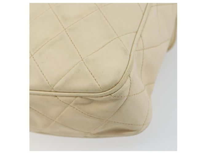 CHANEL Borsa a Spalla Matelassé in Pelle di Agnello Bianco Oro CC Auth 156813 D'oro - vista 12