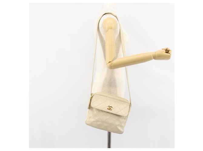 CHANEL Borsa a Spalla Matelassé in Pelle di Agnello Bianco Oro CC Auth 156813 D'oro - vista 25