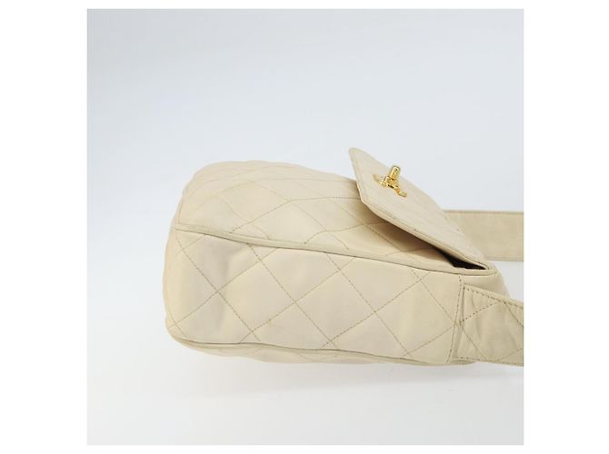 CHANEL Borsa a Spalla Matelassé in Pelle di Agnello Bianco Oro CC Auth 156813 D'oro - vista 4