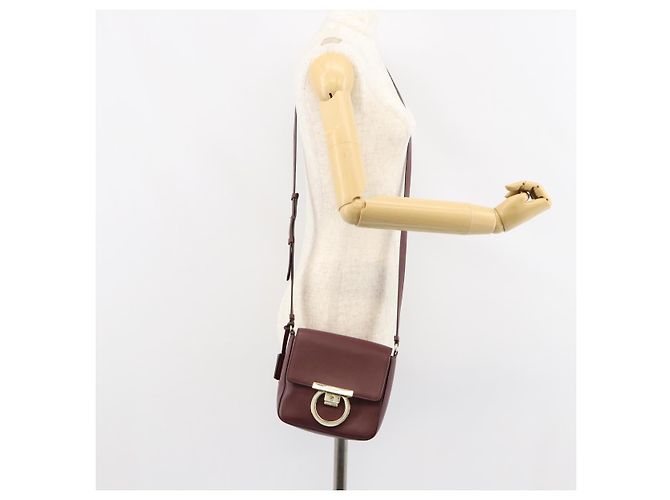 Borsa a Spalla Salvatore Ferragamo Gancini in Pelle Bordeaux Oro Auth 149195 - vista 24