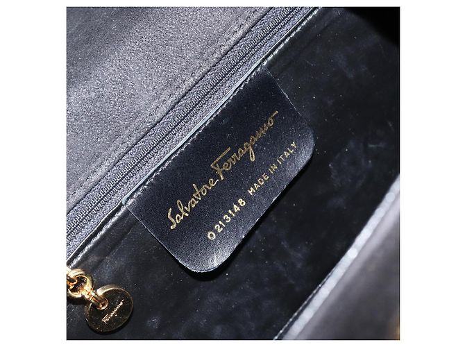Borsa a Spalla Gancini in Camoscio Nero e Oro Auth 149105 di Salvatore Ferragamo D'oro - vista 16